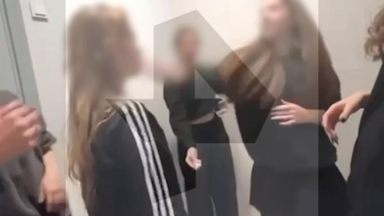 Школьницы целуются 