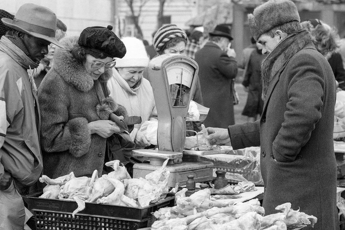 Москвичи покупают продукты на оптовом рынке, 1992 год 