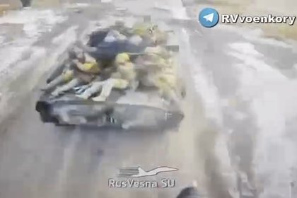 Российские морпехи уничтожили «облепленный толпой пехоты» украинский танк под Курском
