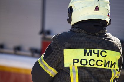 На парковке в Петербурге начался мощный пожар
