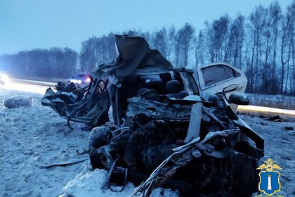 Пять человек погибли при столкновении легковушки с грузовиком на российской трассе