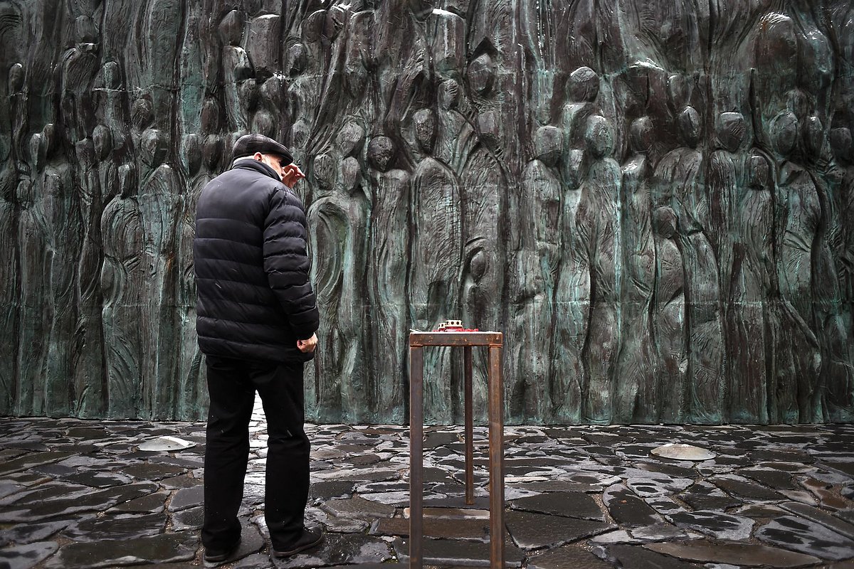 Общественная акция «Колокол памяти» в День памяти жертв политических репрессий у «Стены скорби», 2019 год.