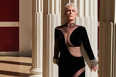 66-летняя актриса Джейми Ли Кёртис снялась в наряде с откровенными вырезами для Vogue