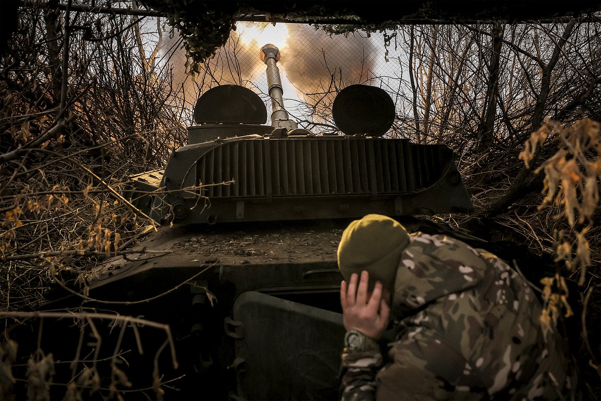 Военнослужащие 24-й механизированной бригады ВСУ ведут огонь по российским позициям в районе Артемовска (украинское название — Бахмут)