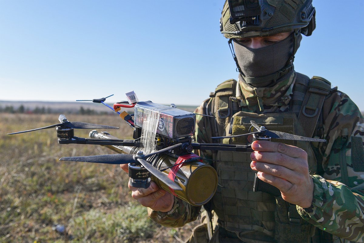 FPV дрон-камикадзе в руках разведчика Новороссийского десантно-штурмового горного соединения Вооруженных сил Российской Федерации, Запорожская область