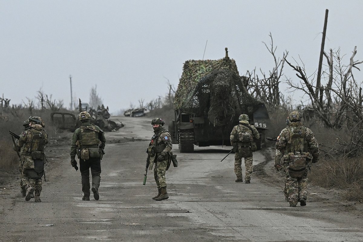 Саперы 12-й инженерно-саперной бригады группировки войск «Центр» Вооруженных сил Российской Федерации во время расчистки и разминирования дороги в Покровском районе, Донецкая народная республика