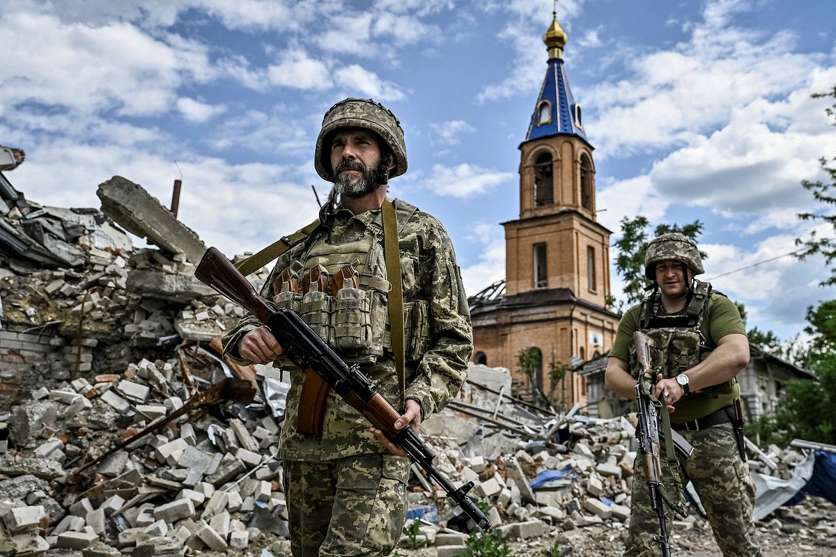 Военнослужащие ВСУ патрулируют район в городе Орехове, Запорожская область