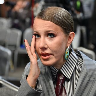 Собчак помогла иностранному журналисту на прямой линии Путина: Интернет: Интернет и СМИ: Lenta.ru