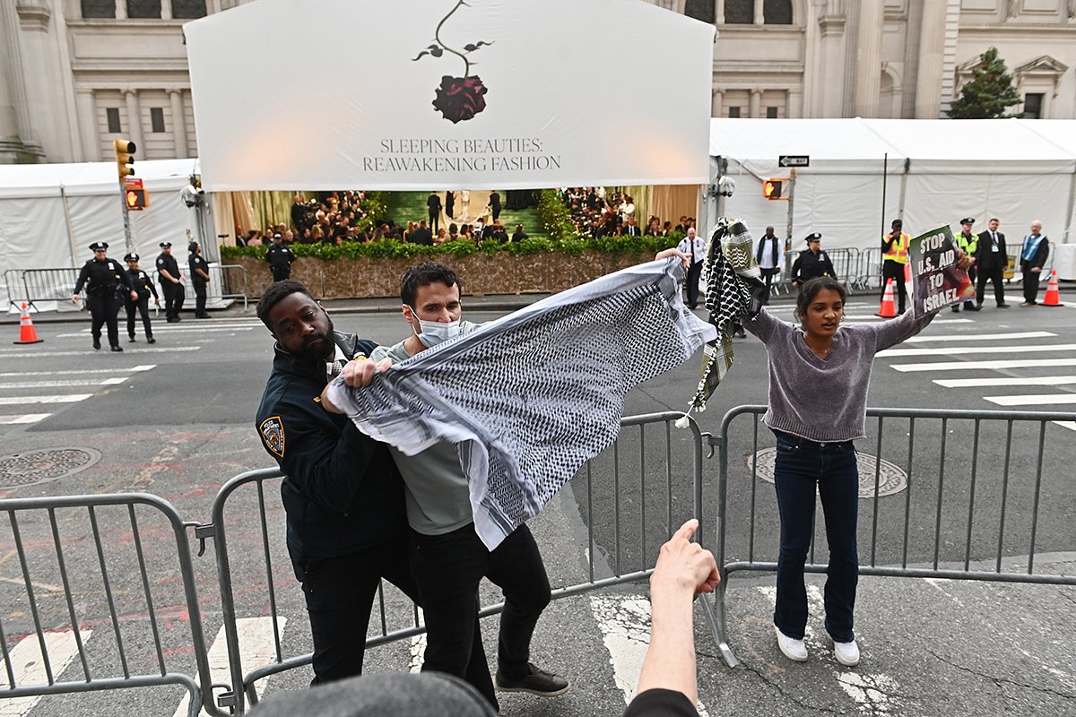 Протестующие у места проведения бала Met Gala 