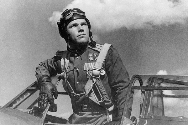 Иван Кожедуб после боевого вылета, 1944 год