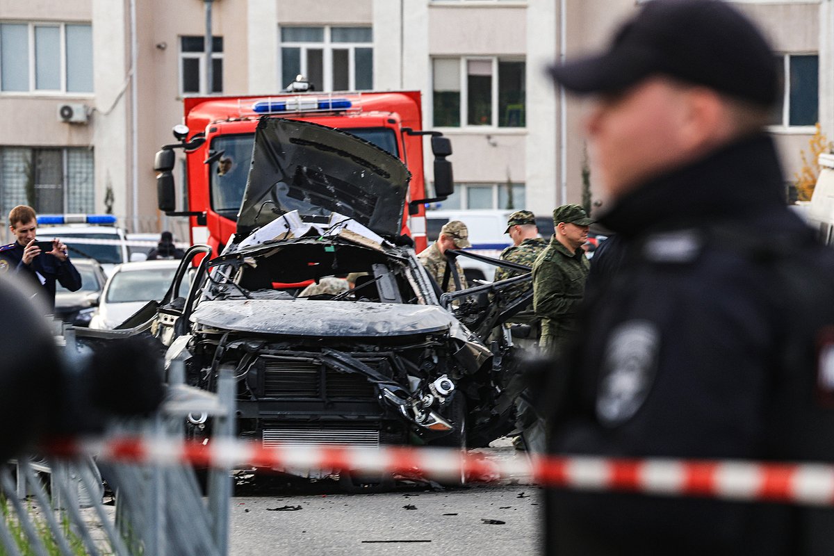 Место подрыва внедорожника Chevrolet капитана 1-го ранга ВМФ России Валерия Транковского в Севастополе