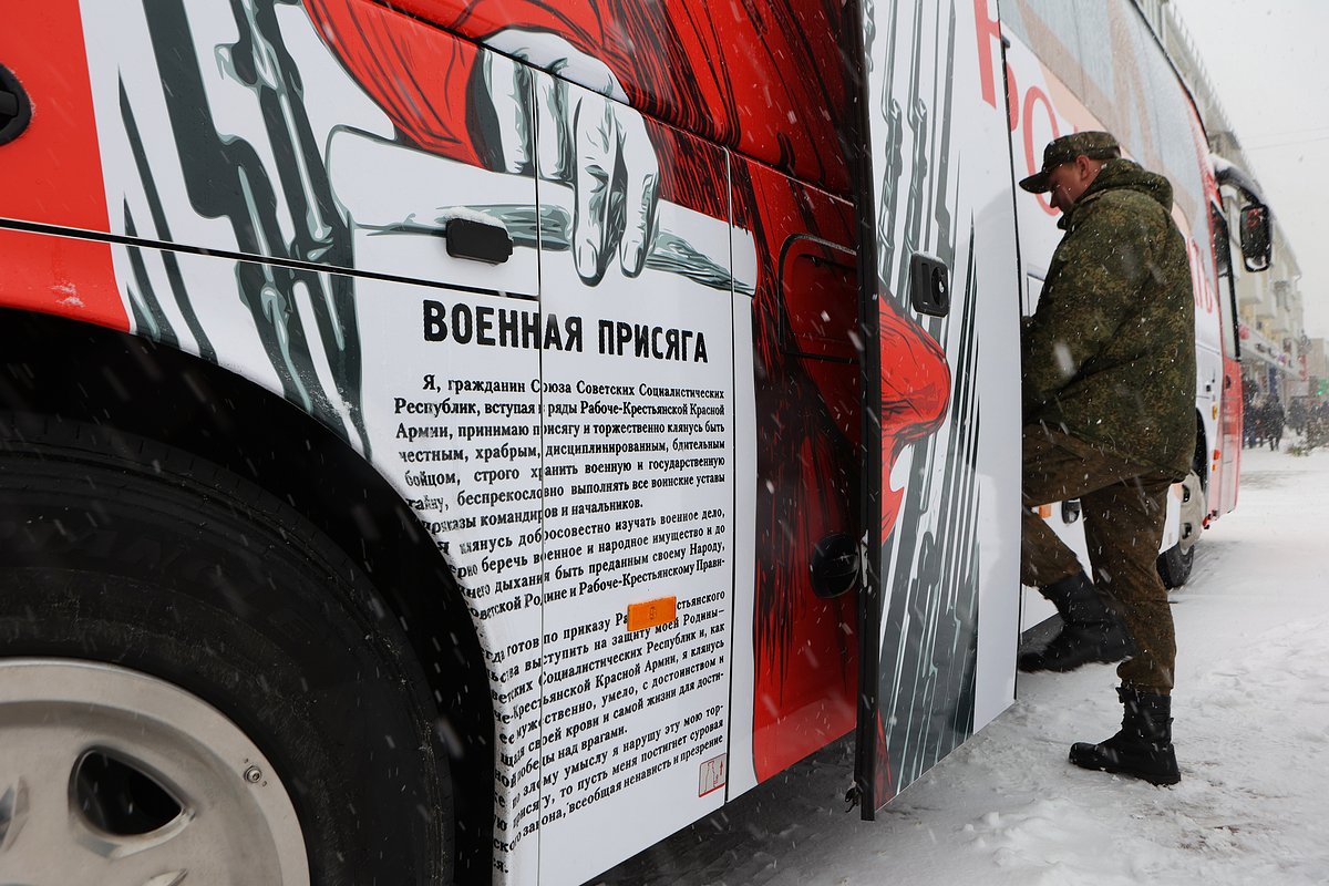 Военнослужащий у мобильного пункта по набору на службу по контракту в Белгороде, Россия