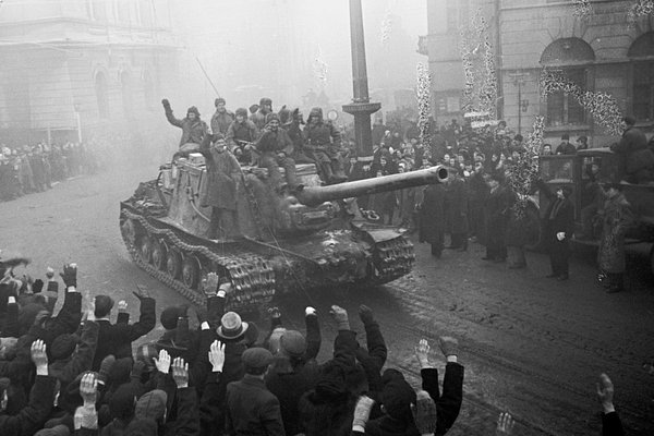 Жители польского города Лодзь приветствуют советских самоходчиков, 1945 год