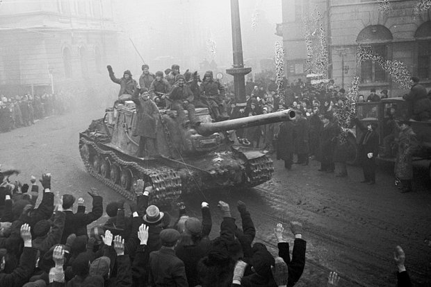 Жители польского города Лодзь приветствуют советских самоходчиков, 1945 год