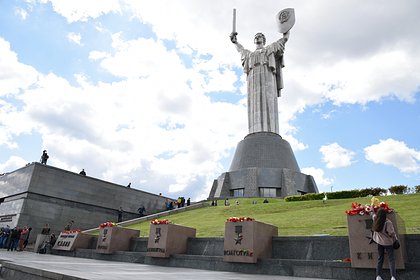 В Киеве сбили названия городов-героев у монумента «Родина-мать»