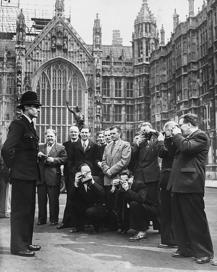 Советские туристы у Вестминстерского дворца в Лондоне, 1956 год