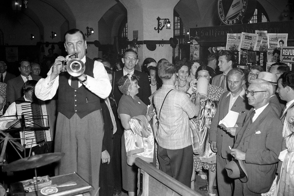 Советские туристы дегустируют пиво в одном из заведений Мюнхена, 1956 год