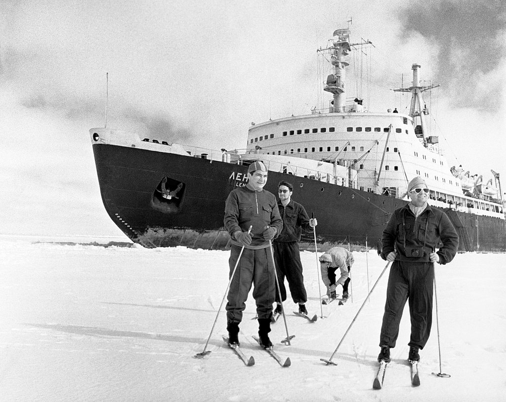 Члены экипажа атомохода «Ленин» на лыжной прогулке в момент короткой стоянки судна во льдах Арктики