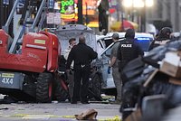 В США водитель устроил бойню в новогоднюю ночь. Нападавший за рулем пикапа давил людей и стрелял на ходу