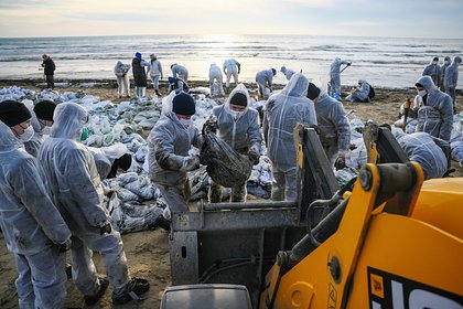 Сафонов объяснил желание помочь очищающим от мазута пляжи Краснодарского края волонтерам