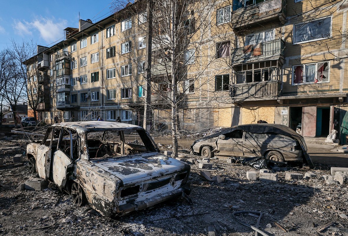 Автомобили и жилой дом, поврежденные в результате обстрела со стороны ВСУ. Поселок Пантелеймоновка. Россия. ДНР