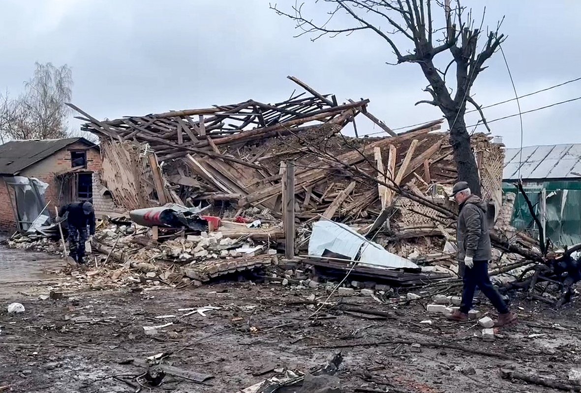 Горожане около жилого дома, разрушенного в результате атаки со стороны ВСУ вечером 20 декабря. Россия. Курская область. Рыльск