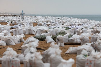 Основной объем выброшенного на побережье Кубани мазута собран