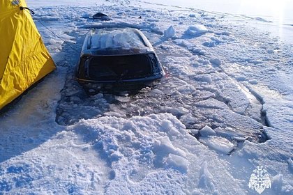 В российском регионе автомобиль провалился под лед