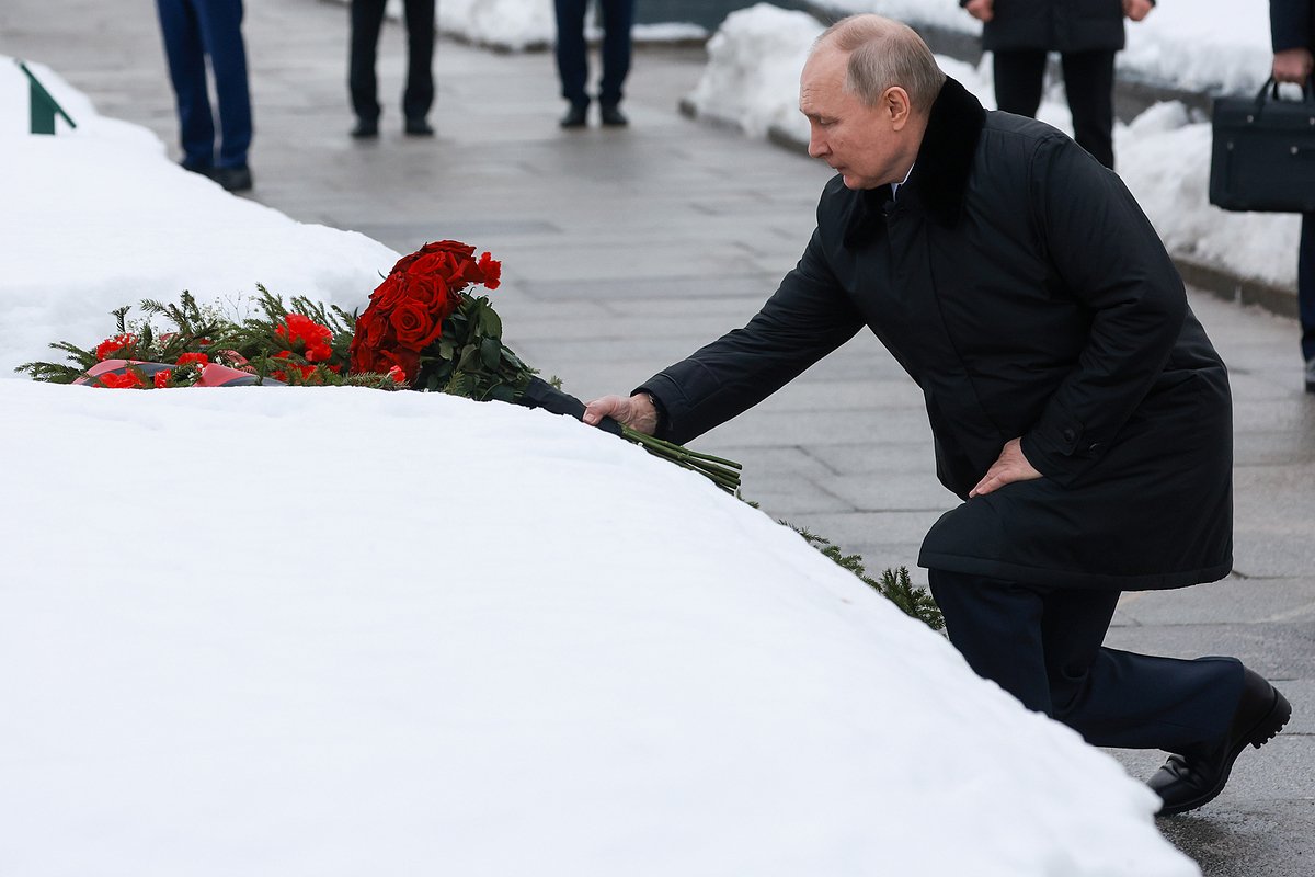 Владимир Путин во время церемонии возложения цветов к монументу 