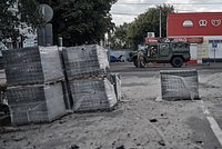 «Что с лицом-то?». Российские военкоры записали ироничное видеообращение к украинскому журналисту Бутусову из освобожденной Суджи