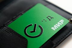 На карте черным цветом нанесена объемная надпись: логотип Сбербанка, три точки (буква Д по Брайлю) и буква Д