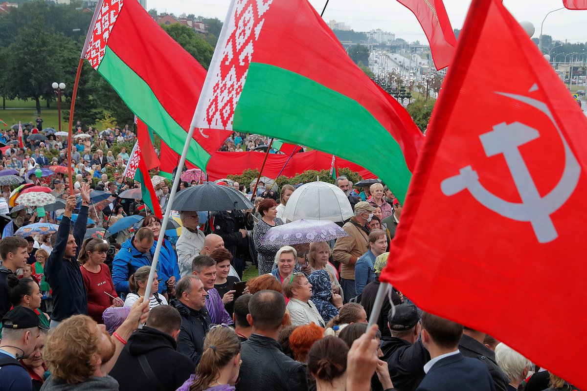 Сторонники президента Белоруссии Александра Лукашенко на митинге в Минске, 19 августа 2020 года