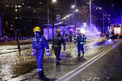 На фоне воздушной тревоги в Киеве было частично разрушено административное здание