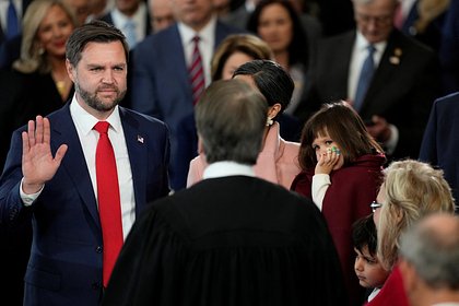 Вэнс вступил в должность вице-президента США