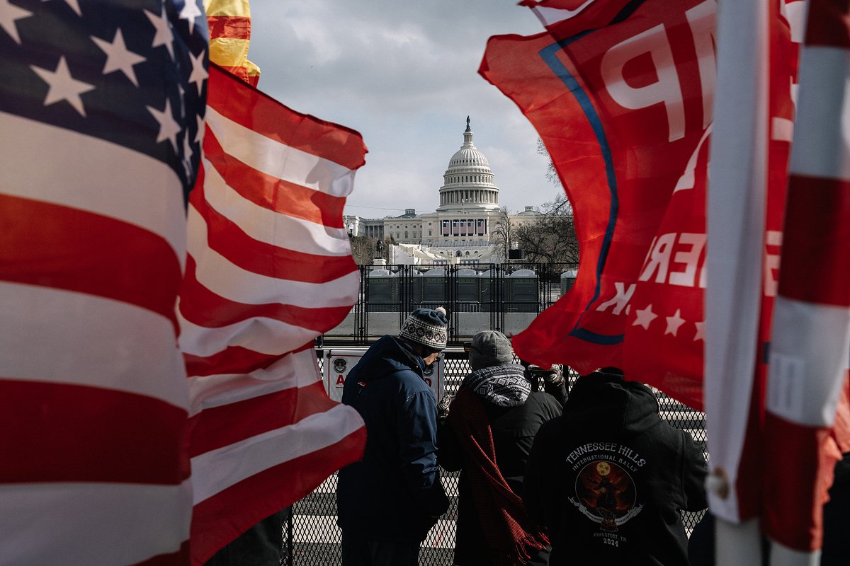 Сторонники Трампа собираются на Национальной аллее около Капитолия перед его инаугурацией, Вашингтон, 20 января 2025 года