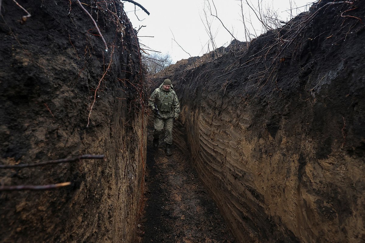 Военнослужащий Вооруженных сил Украины на оборонительных укреплениях в Харьковской области, 22 декабря 2024 года