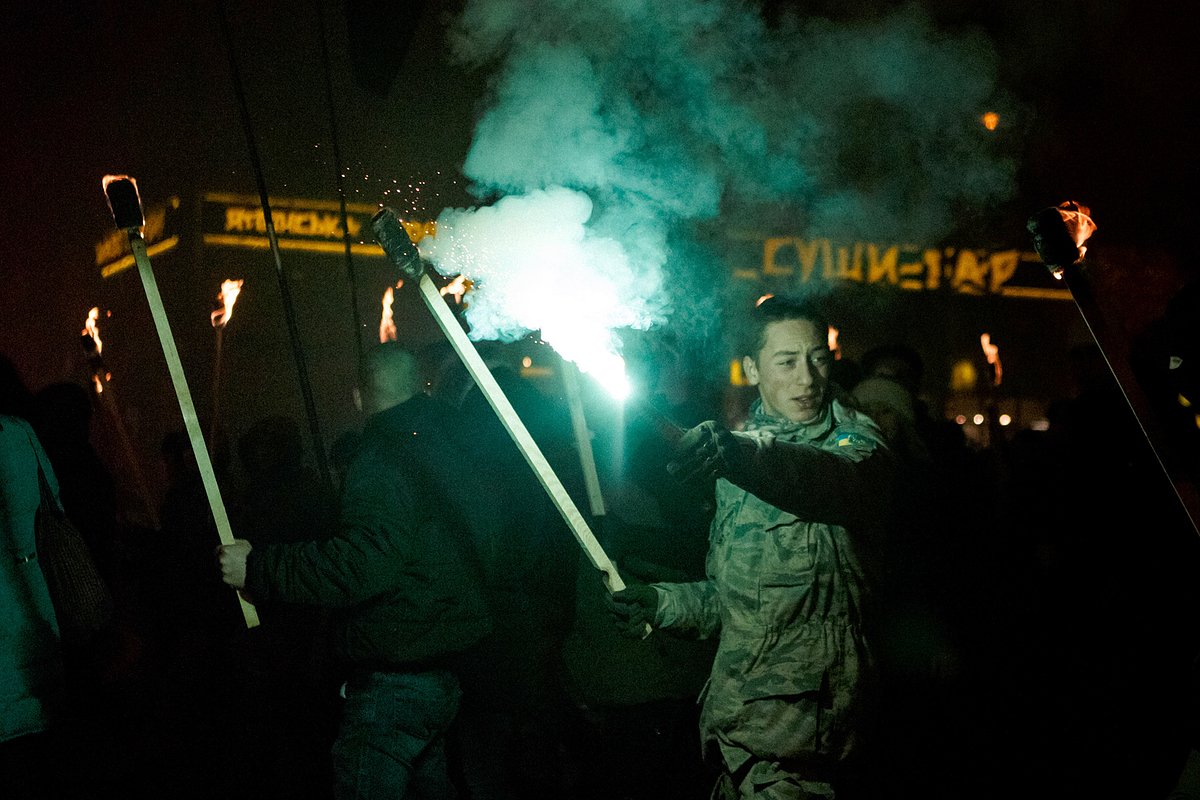 Сторонники украинских националистических организаций, в том числе «Правого сектора», проводят факельное шествие в честь 106-летия со дня рождения Степана Бандеры, Киев, Украина, 1 января 2015 года