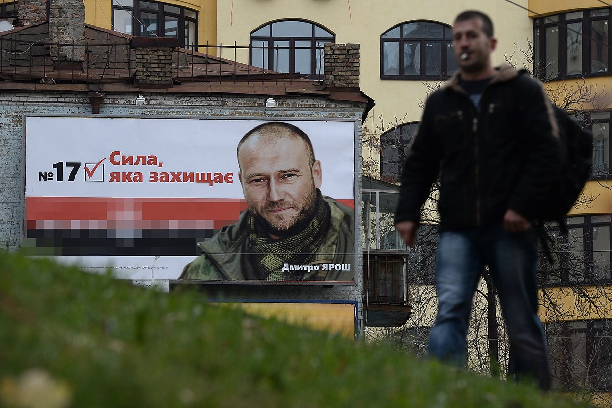 Агитационный плакат с изображением лидера «Правого сектора» Дмитрия Яроша на улице Киева, Украина, 20 октября 2014 года