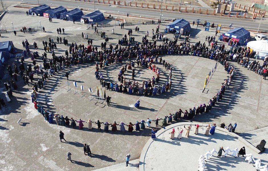 Біреуі клиторды жалайды, ал екіншісі кисканы жалайды