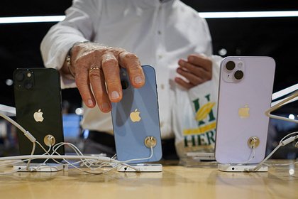 Американцы стали чаще покупать дешевые iPhone