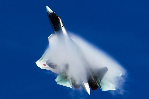 Истребитель Су-57 выполняет демонстрационный полет в рамках Международного форума «Армия-2020» над подмосковным аэродромом «Кубинка»