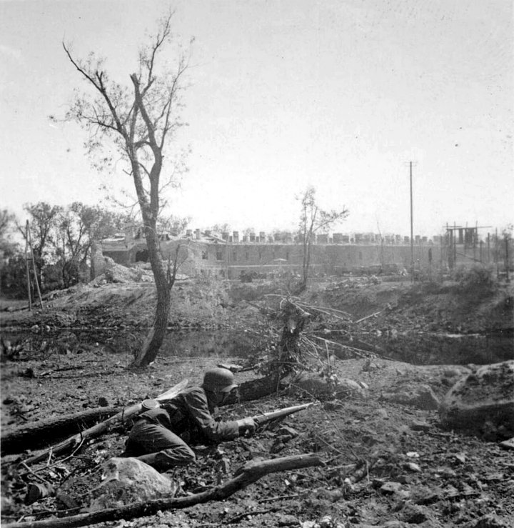 Немецкий солдат во время боя в Брестской крепости. Июнь 1941 года