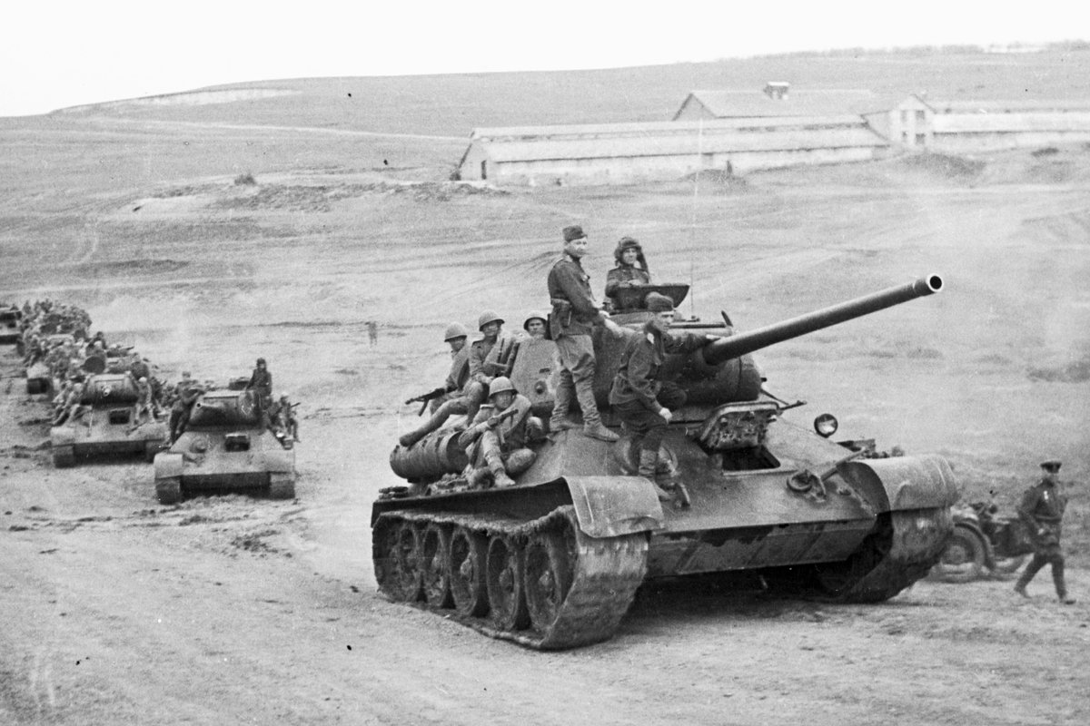 Советские танки Т-34-85 с десантом идут в бой за станцию Раздельная в районе Одессы, апрель 1944 года