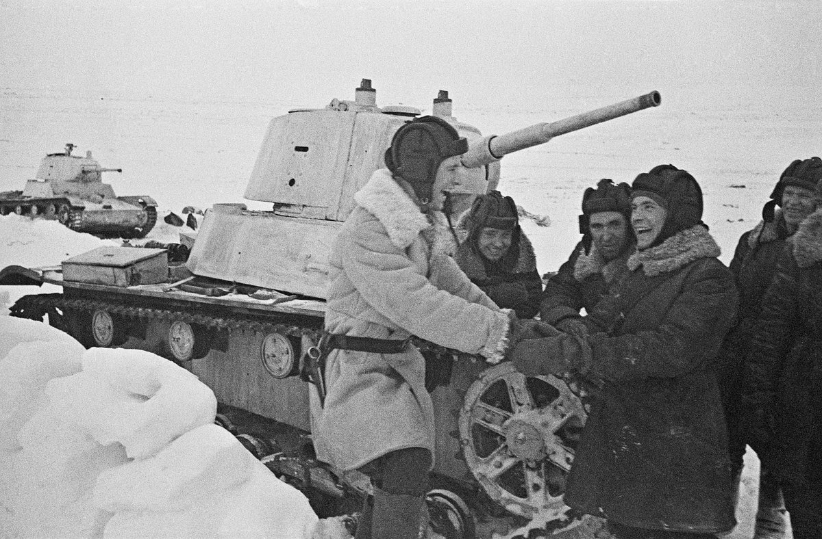 Экипаж танка Т-26 отдельной танковой роты Мурманского укрепленного района Северного фронта после разведывательной операции на полуострове Рыбачий