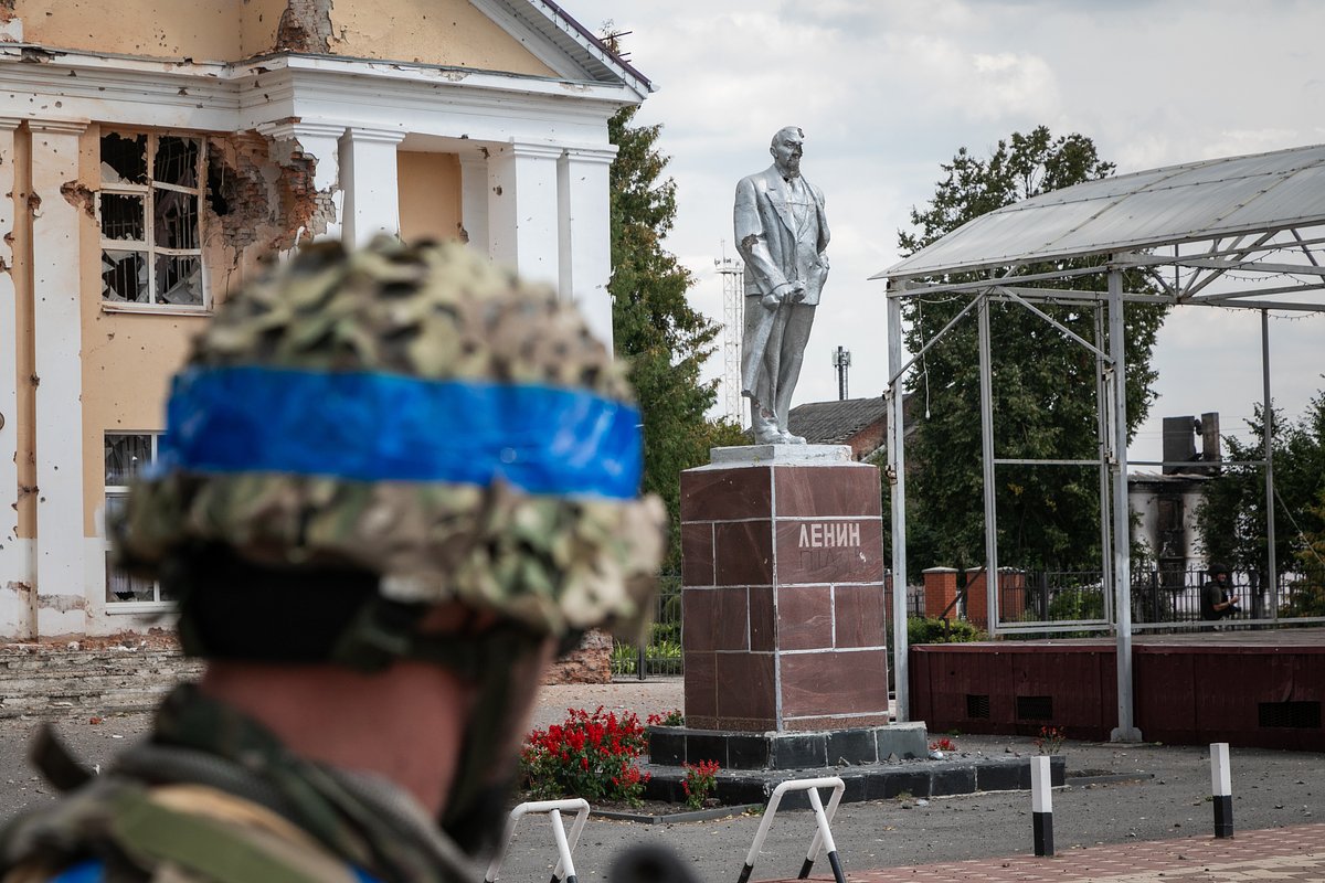 Военнослужащий Вооруженных сил Украины возле памятника Владимиру Ленину в оккупированной Судже, Курская область, Россия, 16 августа 2024 года