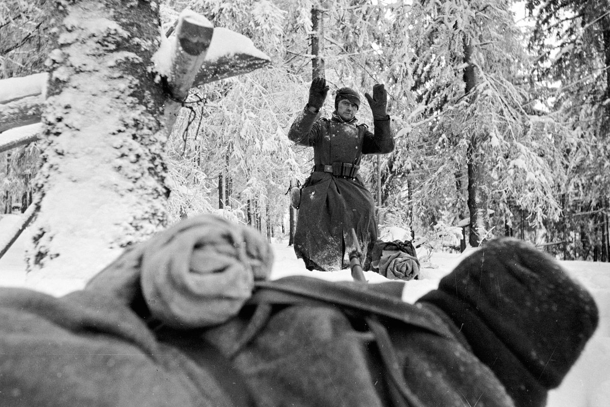 Немецкий солдат сдается в плен под Солнечногорском, 1 декабря 1941 года 