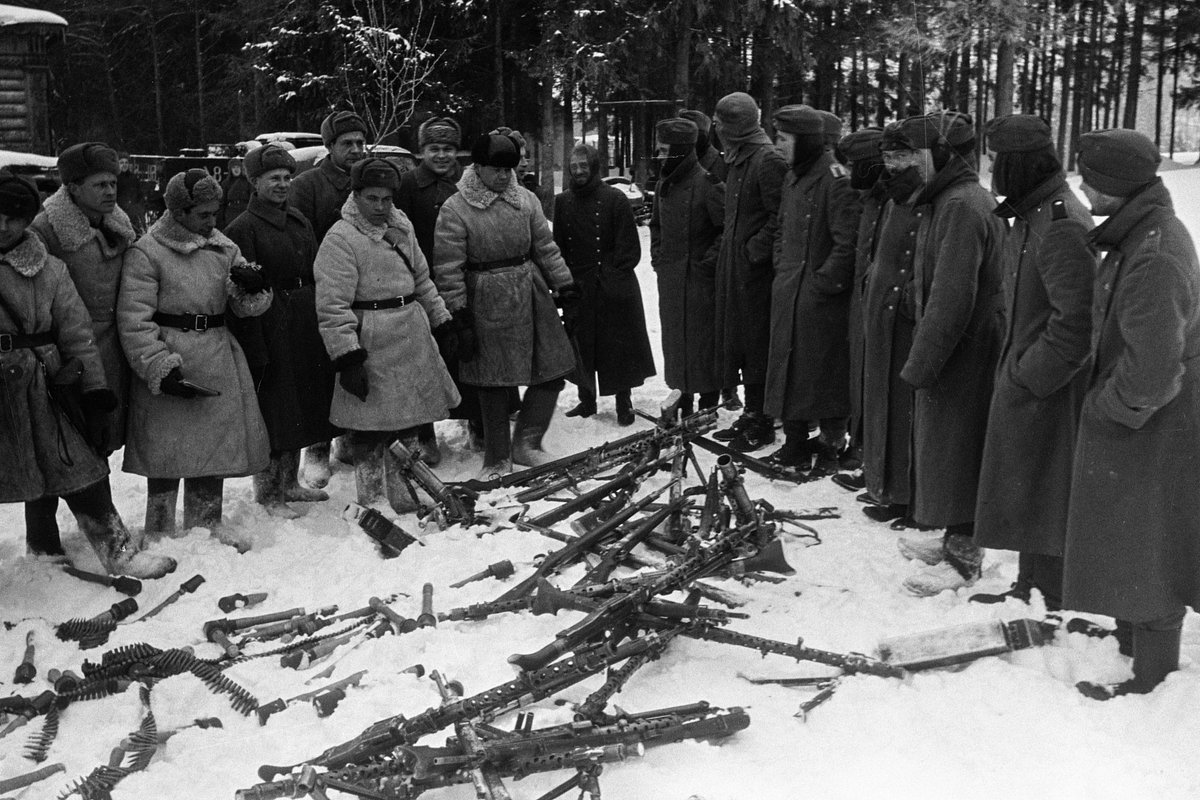 Взятые в плен под Москвой немецкие солдаты сдают оружие, 20 декабря 1941 года 