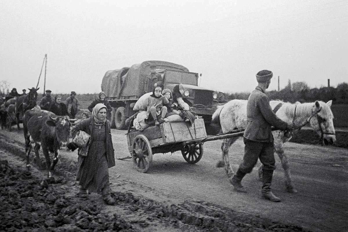 Местные жители возвращаются в освобожденные от немецких оккупантов районы. Одесская область, 1944 год