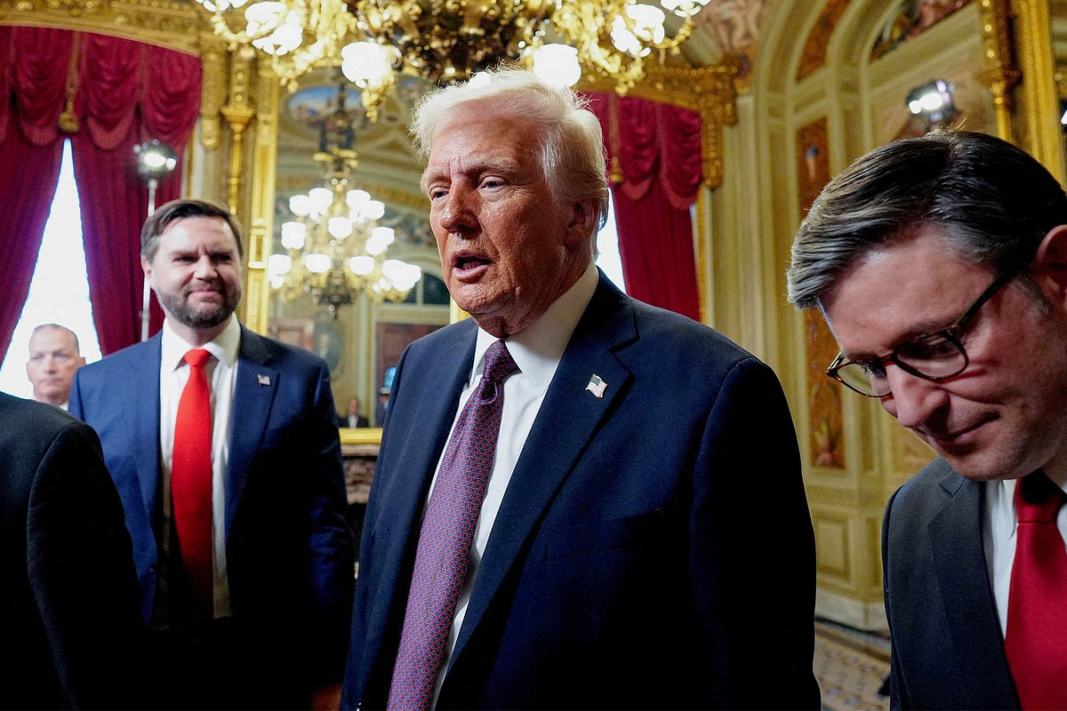 Президент США Дональд Трамп (в центре)