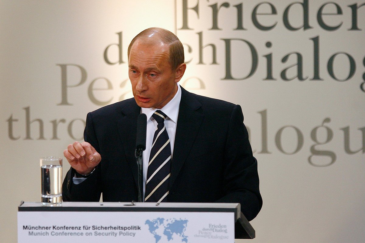 Президент России Владимир Путин выступает на 43-й конференции по политике безопасности в Мюнхене. 10 февраля 2007 года
